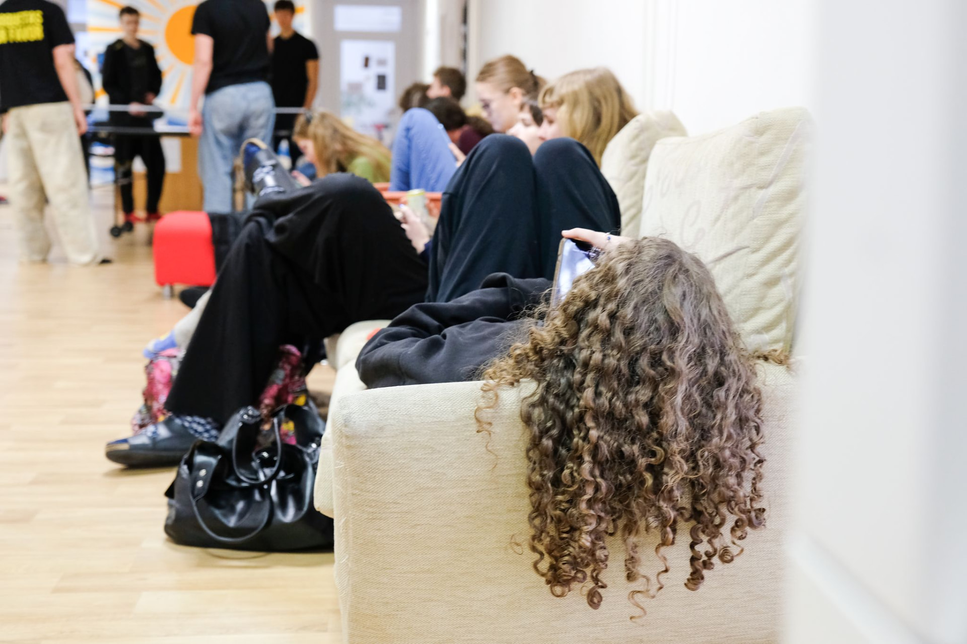 Studenti ScioStřední odpočívají v pohovkách ve společném prostoru školy