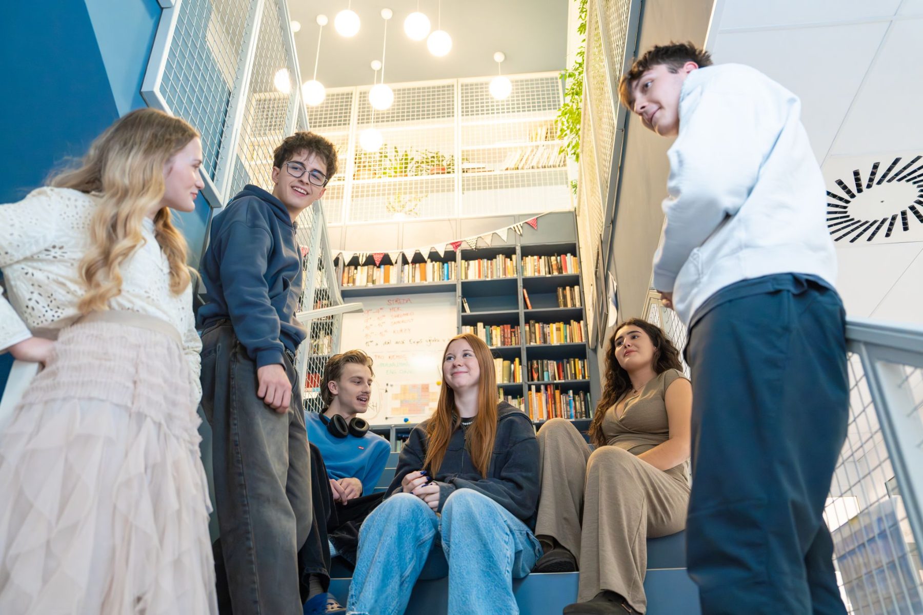 Studenti ScioStřední pohromadě na schodech ve škole